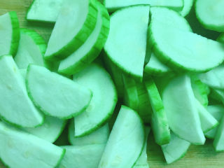 3、丝瓜肉片,切成片