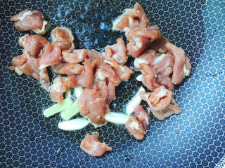 7、丝瓜肉片,放入肉片
