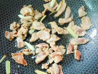 9、丝瓜肉片,炒至7成熟