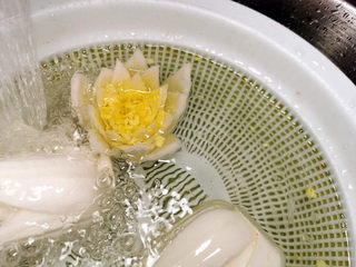 6、金汤娃娃菜,放入水中浸泡一会儿