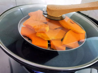 9、金汤娃娃菜,南瓜去皮切片蒸30分钟