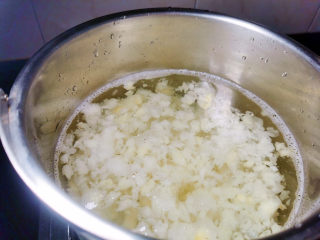 12、金汤娃娃菜,放入锅中熬出银耳羹