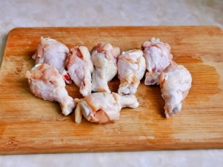 2、新奥尔良烤鸡腿,首先将几根冷水泡30分钟，将血水泡出来，再淋干水分，厨房用纸擦干，再每个鸡腿上划两刀。