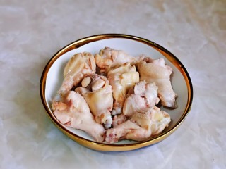 4、新奥尔良烤鸡腿,擦干水分装盘。