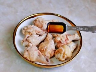 5、新奥尔良烤鸡腿,加入料酒去腥。