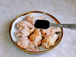 6、新奥尔良烤鸡腿,再加入酱油。