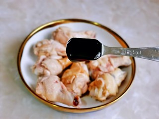 7、新奥尔良烤鸡腿,加入蚝油。