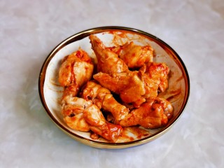 10、新奥尔良烤鸡腿,戴上食品手套，轻轻按摩鸡腿，使每个鸡腿都吸收到调味料，盖上盖子腌制30分钟以上，时间充足的话，可以适当多腌制一会儿，时间长点更入味。