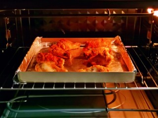 12、新奥尔良烤鸡腿,入烤箱中层，上下加热管190度烤20分钟。