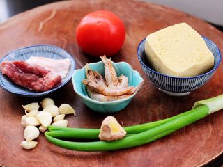 1、冻豆腐海虾炖番茄,准备好所有的食材。