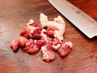 5、冻豆腐海虾炖番茄,把五花肉冲洗干净，用刀切成薄片。