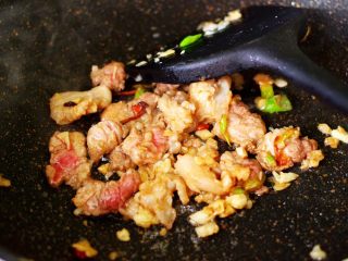 11、冻豆腐海虾炖番茄,大火继续翻炒至五花肉变色断生后。