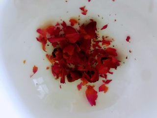 2、银耳玫瑰花羹,玫瑰花清洗干净之后，去掉蒂部。