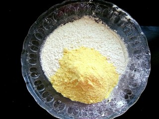 1、玉米面荠菜鸡蛋馅煎饺,盆中放入一半面粉,一半玉米面
