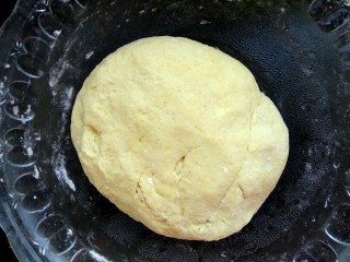 3、玉米面荠菜鸡蛋馅煎饺,揉成光滑的面团
