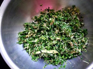 8、玉米面荠菜鸡蛋馅煎饺,用绞菜器绞碎