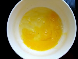 9、玉米面荠菜鸡蛋馅煎饺,鸡蛋打散,调匀