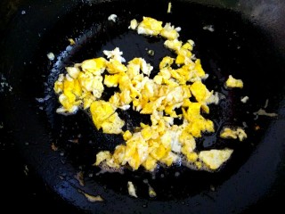 11、玉米面荠菜鸡蛋馅煎饺,成形后铲碎