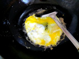 10、玉米面荠菜鸡蛋馅煎饺,锅中放入适量植物油,放入蛋液