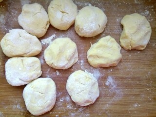 15、玉米面荠菜鸡蛋馅煎饺,把面团揪成小面团,揉光滑