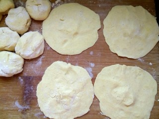 16、玉米面荠菜鸡蛋馅煎饺,擀成皮
