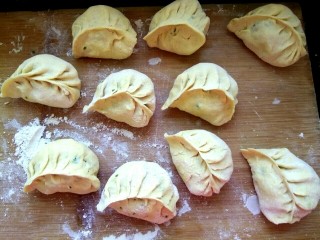 17、玉米面荠菜鸡蛋馅煎饺,包成饺子,玉米面没有筋,特别不好包
