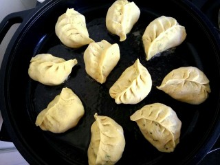 18、玉米面荠菜鸡蛋馅煎饺,电煎锅放入适量植物油,放入饺子