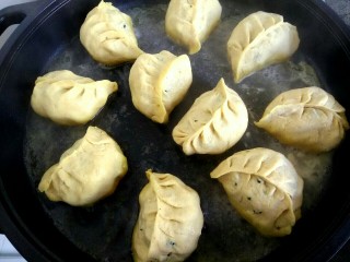 19、玉米面荠菜鸡蛋馅煎饺,饺子底部煎黄后,加入半小碗清水,盖上盖子,大火烧开