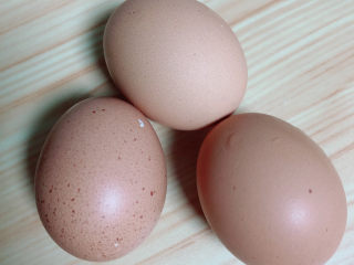 2、铁板日本豆腐,准备好鸡蛋。