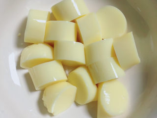 4、铁板日本豆腐,将玉子豆腐切块儿放入大碗中。