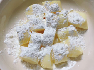 5、铁板日本豆腐,撒上一些玉米淀粉。