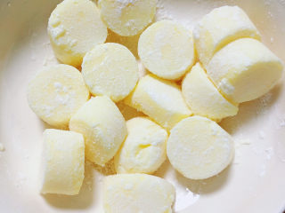 6、铁板日本豆腐,垫垫豆腐，将淀粉裹在豆腐外面。