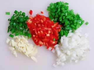 7、铁板日本豆腐,将蔬菜切好待用。