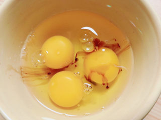 8、铁板日本豆腐,将鸡蛋打入碗中，滴几滴美极鲜酱油。