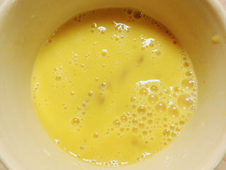 9、铁板日本豆腐,将鸡蛋搅拌均匀。