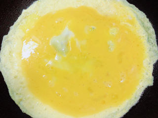 10、铁板日本豆腐,锅中倒入油，油热倒入鸡蛋液，摊成鸡蛋饼。