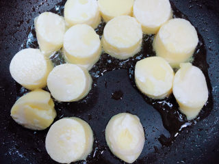 11、铁板日本豆腐,锅中倒入油，放入豆腐煎一下。