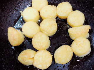 12、铁板日本豆腐,翻面继续煎至焦黄。煎好盛入碗中。