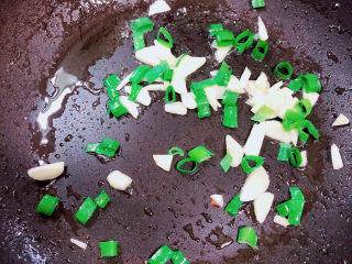 13、铁板日本豆腐,锅中倒入油，煸香葱蒜。