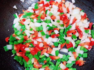 14、铁板日本豆腐,放入蔬菜放入锅中，翻炒均匀。