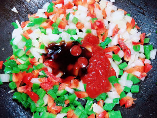 15、铁板日本豆腐,加入盐、耗油、番茄沙司，翻炒均匀。