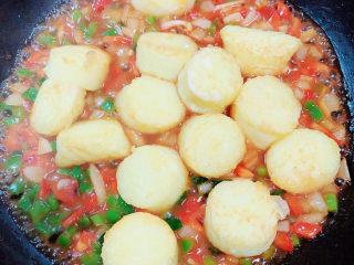 17、铁板日本豆腐,倒入日本豆腐，颠勺翻炒均匀，避免炒碎豆腐。