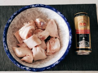 1、啤酒炖猪蹄,猪蹄和啤酒 猪蹄让卖家师傅帮忙切块 清洗干净