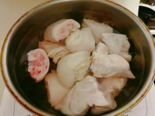 2、啤酒炖猪蹄,猪蹄凉水下锅 加热