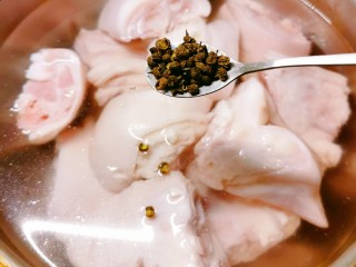 3、啤酒炖猪蹄,放入花椒去腥增香