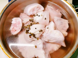 4、啤酒炖猪蹄,大火煮开