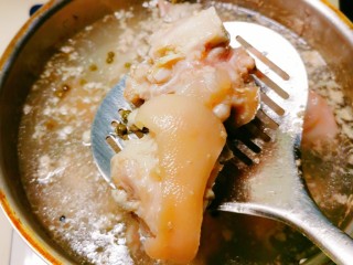 5、啤酒炖猪蹄,变色捞出 清洗干净