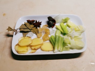 6、啤酒炖猪蹄,葱切段 姜切片 八角桂皮香叶备好。