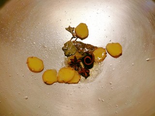 7、啤酒炖猪蹄,起油锅 油热后放入姜片 八角,桂皮,香叶炒出香味