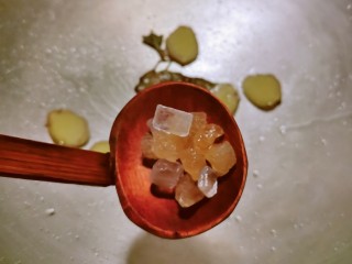 8、啤酒炖猪蹄,放入冰糖 翻炒